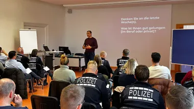 Dr. Orell Mielke im Training mit der Polizei